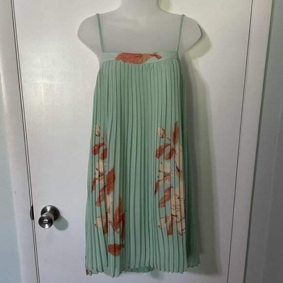 Forever 21 floral pleated mini dress Size M - Picture 7 of 7